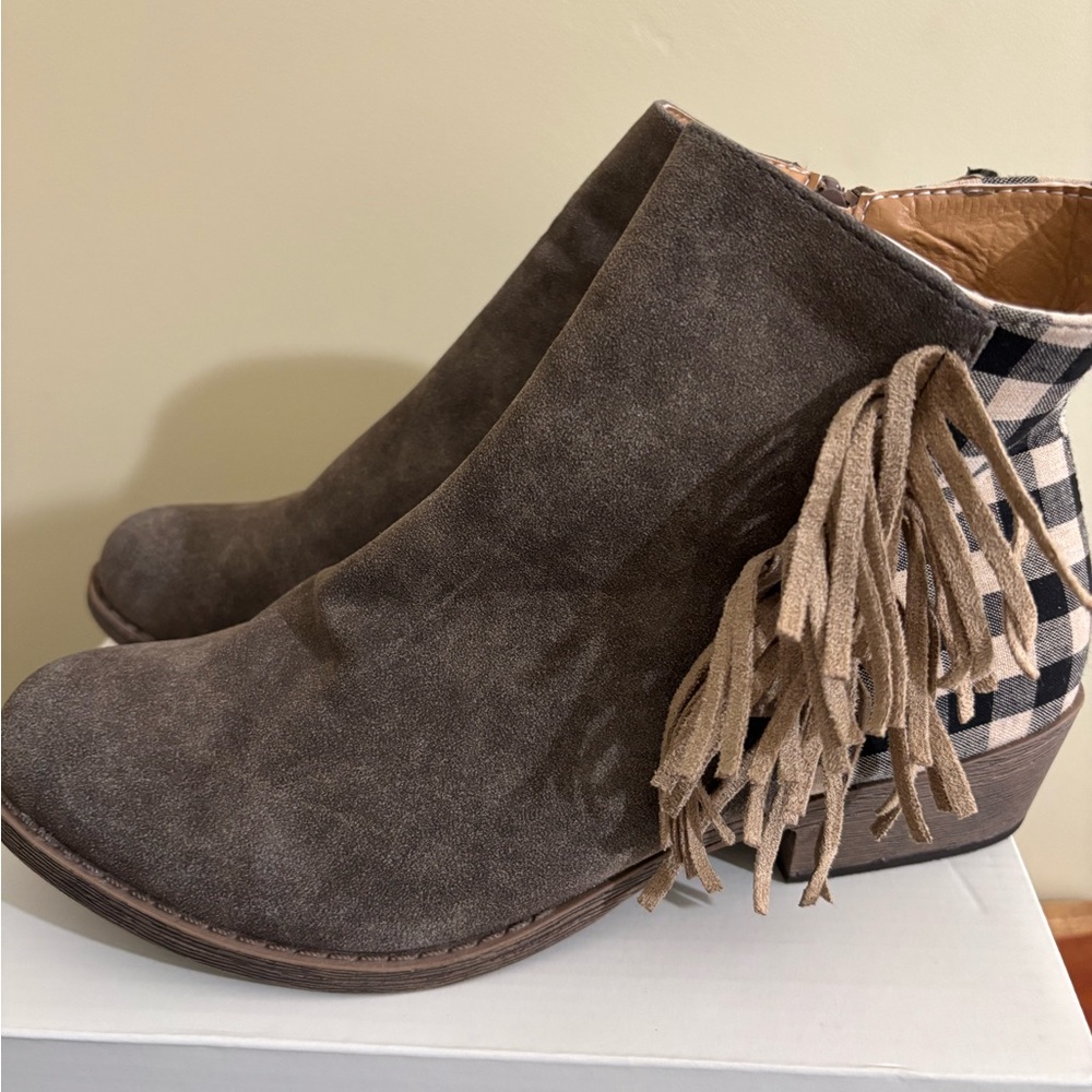 Stylish Brown Ankle Boots with Fringe Detail NWOB